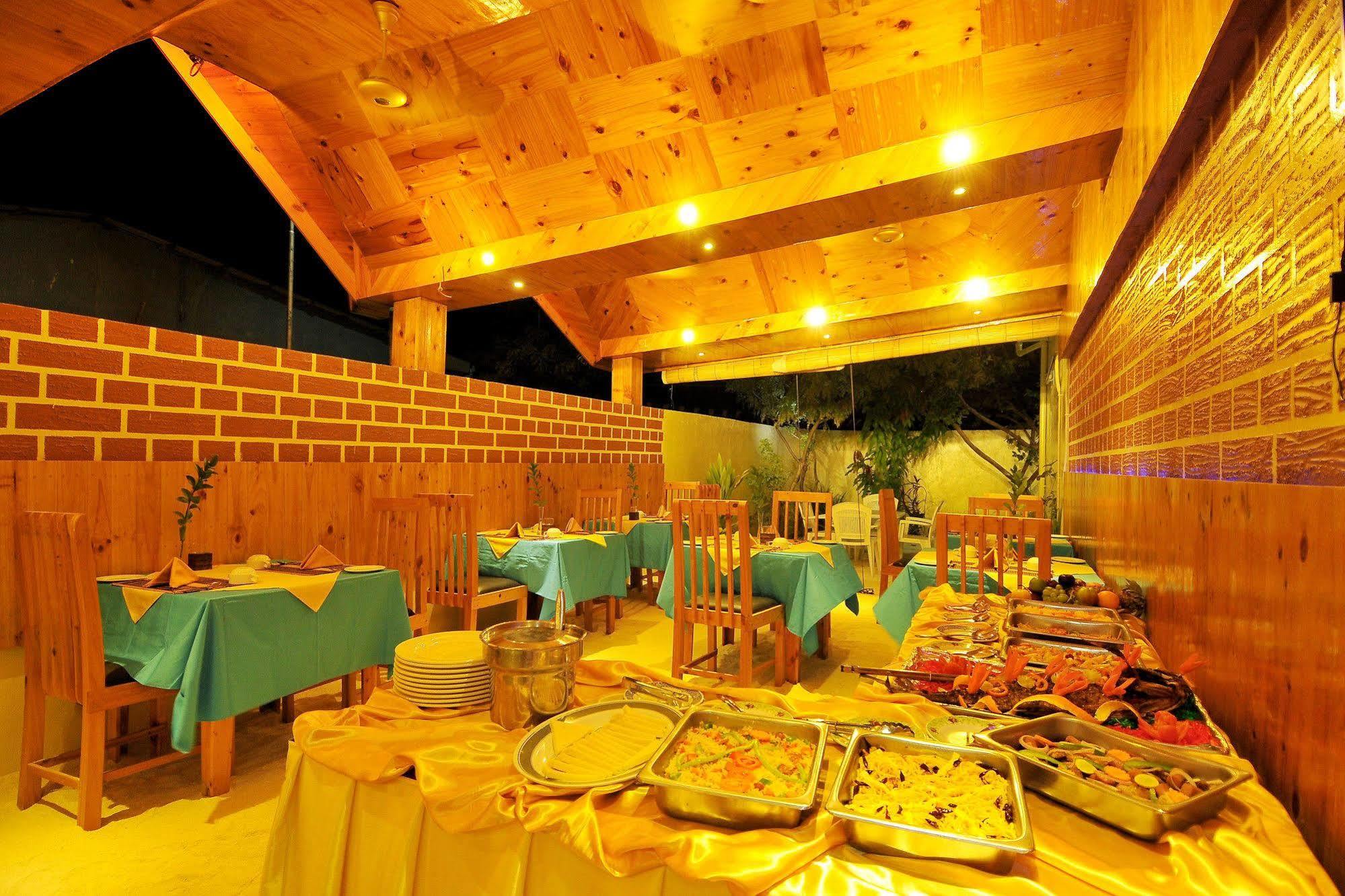 Arena Lodge Sky Maafushi Eksteriør billede